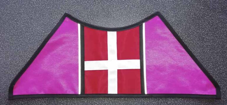 Kantet. Pink/Et flag. Refleks på langs. Str. Standard. (235,-)