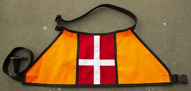 Kantet. Neon-orange/Et flag. Refleks på langs. Str. Standard. (220,-)