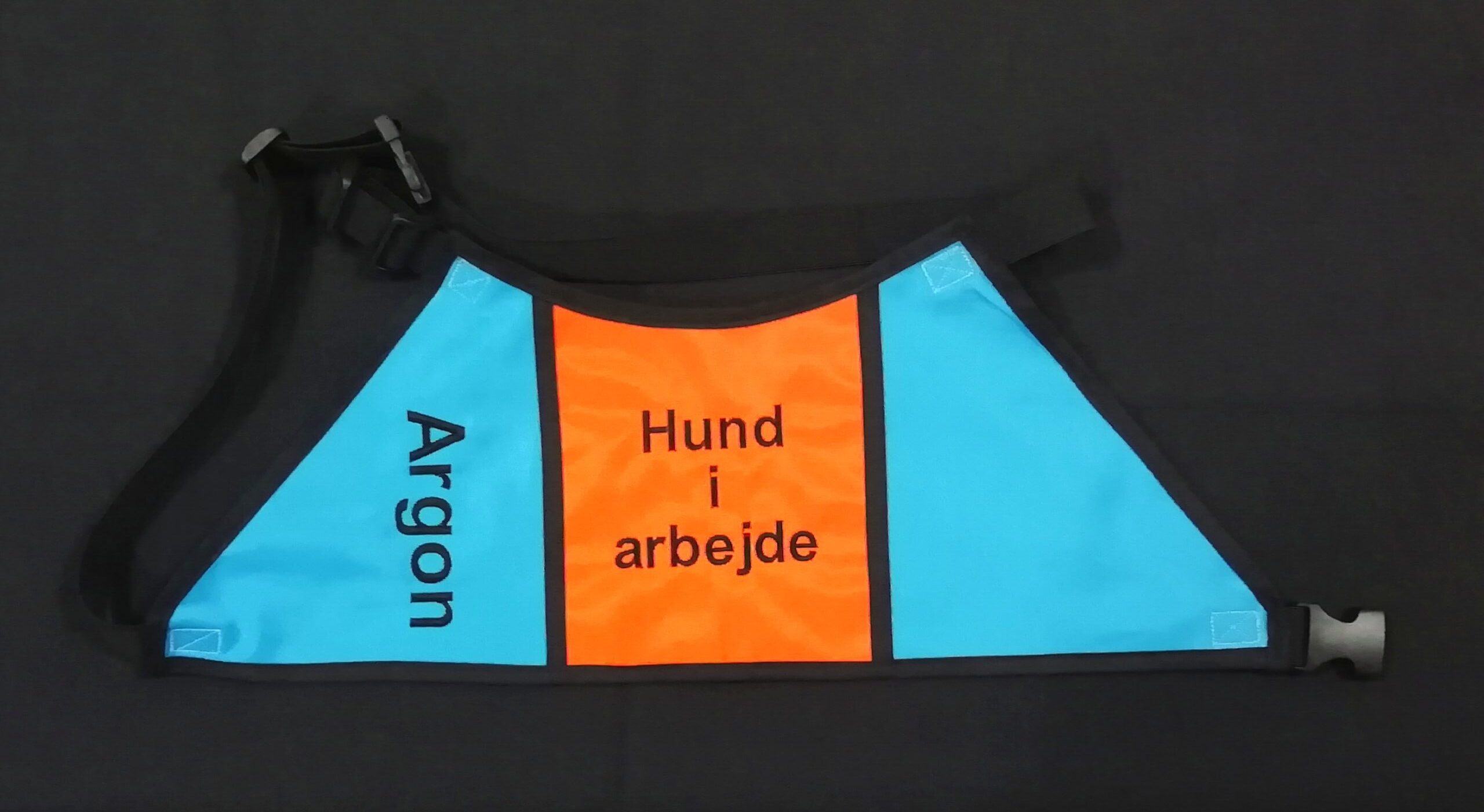 Kantet. Turkis/neon-orange. Med to stk. broderier (300,-)