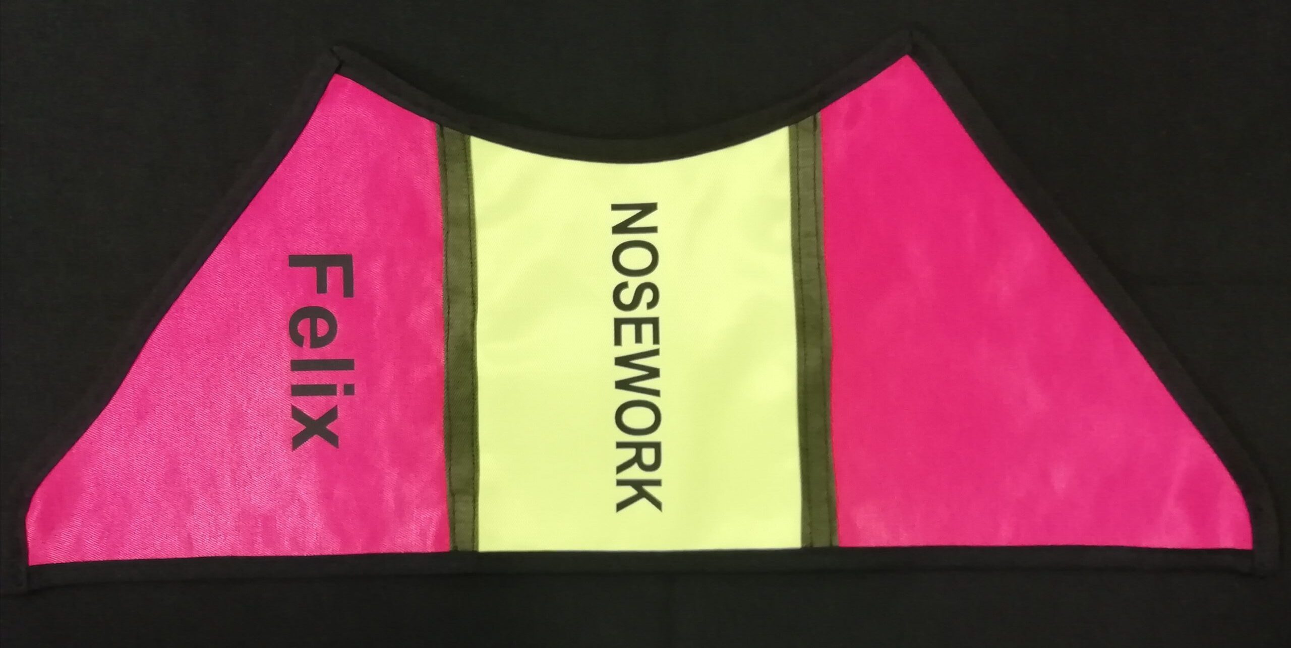 Kantet. Pink/neon-gul. Med to stk. tryk (270,-)